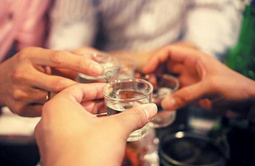 接过来一饮而尽,再把酒杯还给长辈,接着长辈再用他的这个酒杯继续喝酒