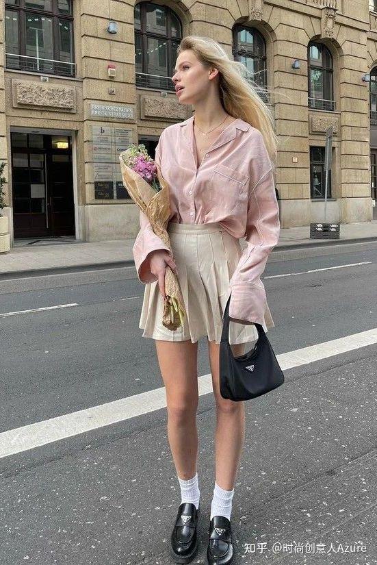 选择硬质感的面料自带造型,搭配一款宽松的t恤或是有造型的上衣都非常