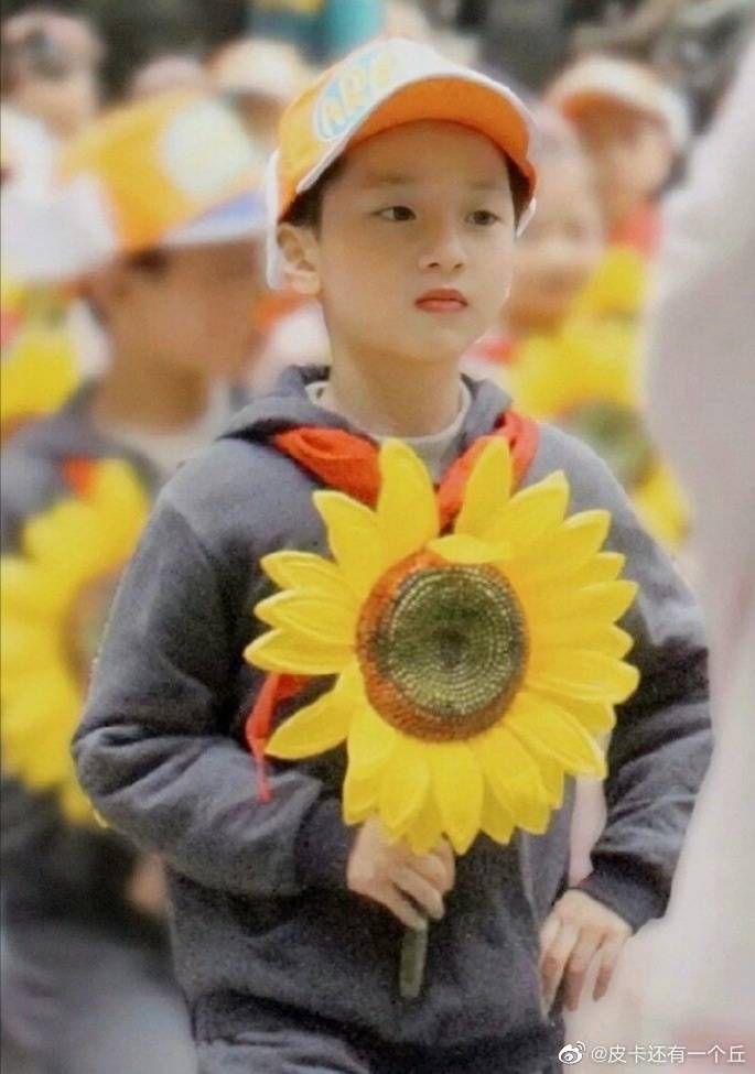 想收集刘耀文严浩翔的照片越多越好组合七个人一起拍的照片也ok