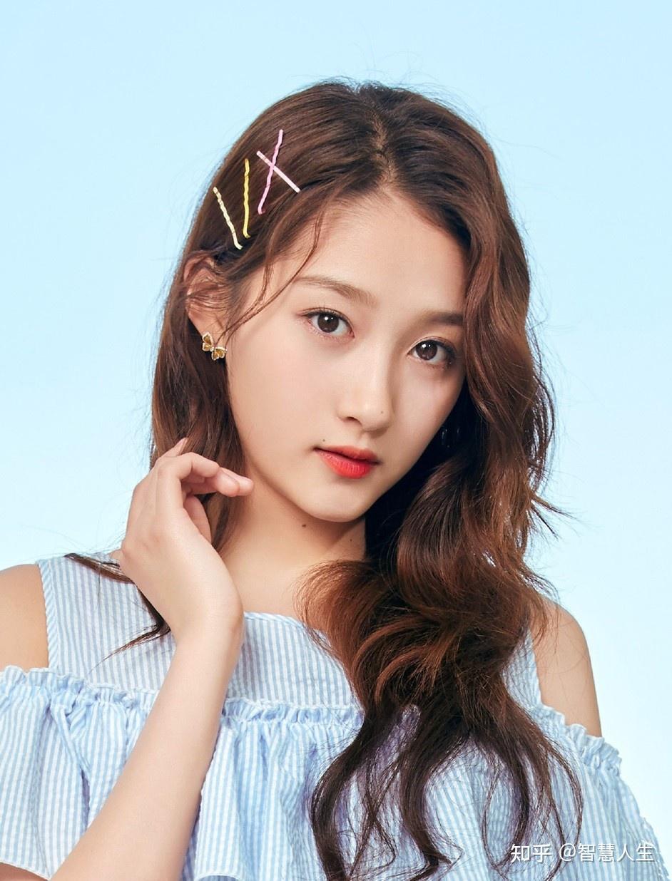 近期在拍摄《曾少年》的过程中,关晓彤也抽空跑到了自家的奶茶店,亲自