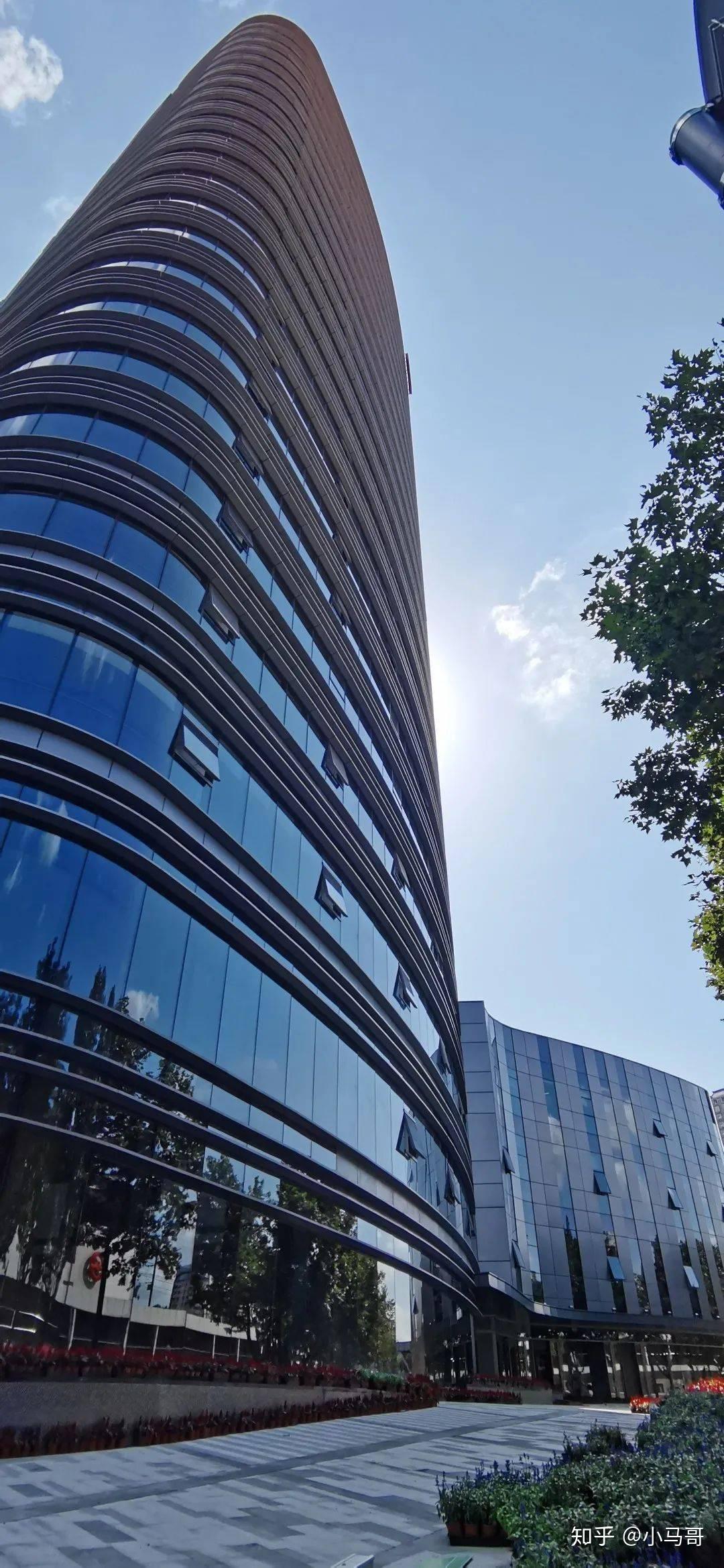 大厦(安顺路定西路路口)在建修建完成的牛桥浜路(近番禺路)新华为老