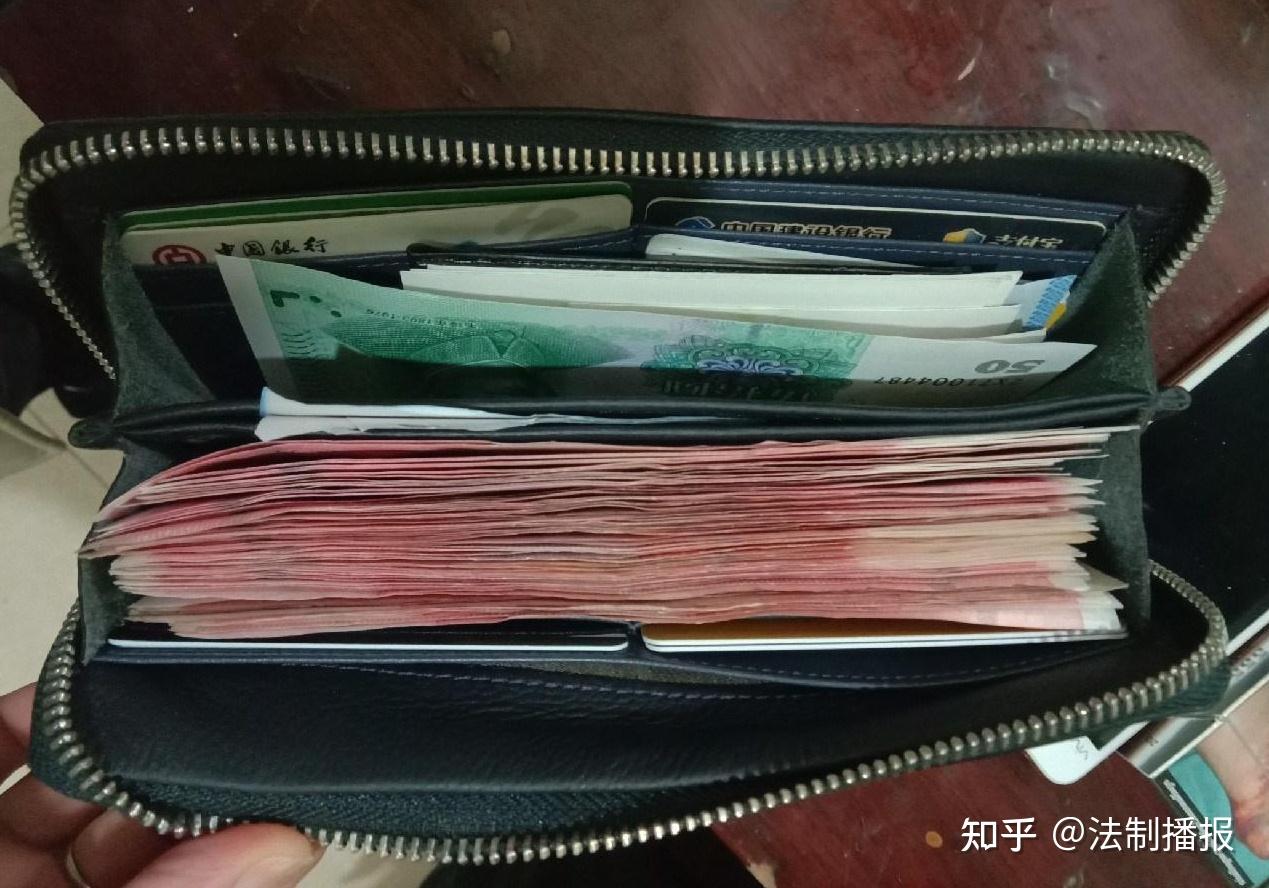 新郑市的朱先生就遇到了这样一件从天而降的好事,捡到了一叠百元大钞