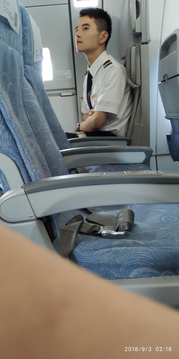 飞机上盛世美颜的空哥.虽然人太瘦了比较减分,脸还是很美好的.