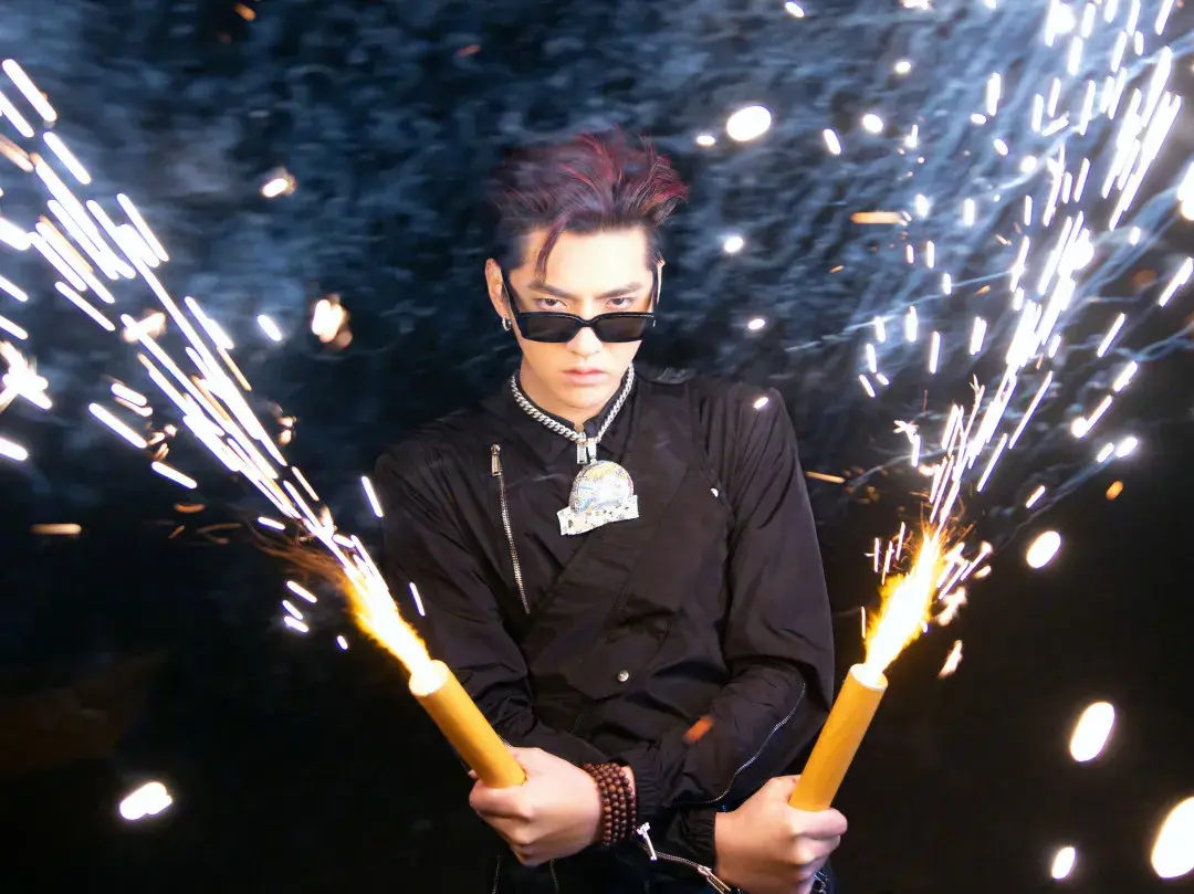 "翱翔,是引擎轰鸣."吴亦凡:他们为厂牌开了一个很温暖,很真诚的头.