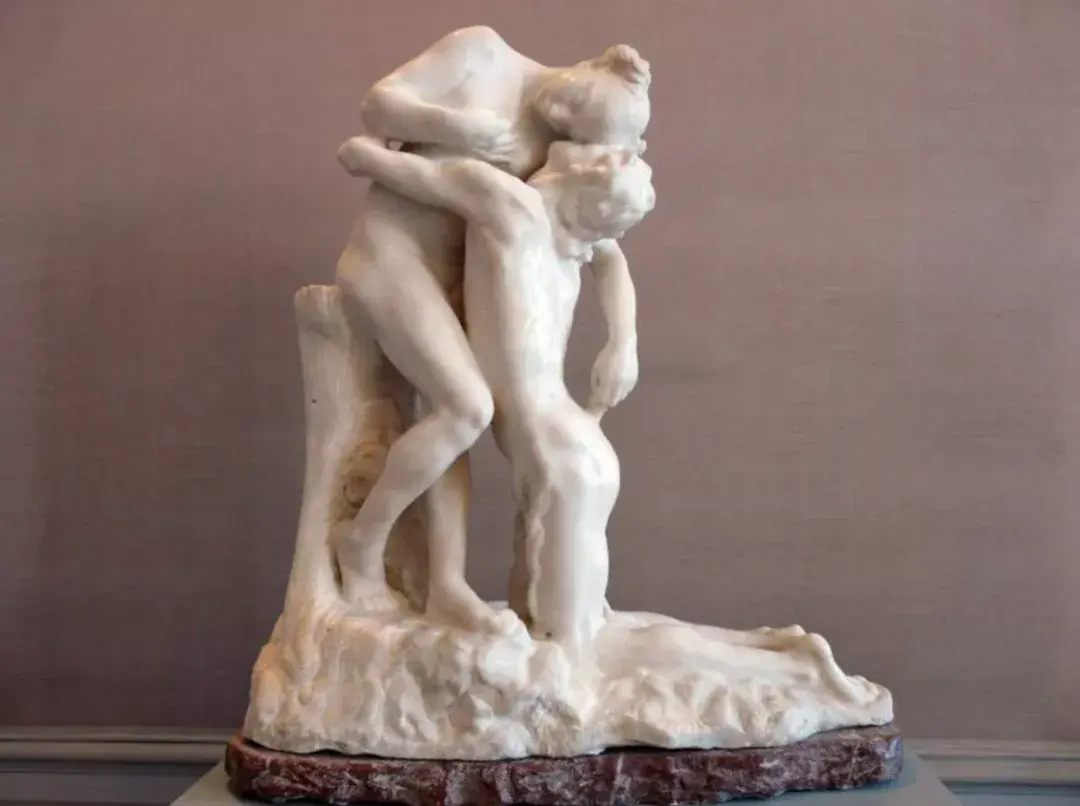 他发掘了卡蜜儿的才能,也深深的爱上了她,卡蜜儿在罗丹的调教之下,也