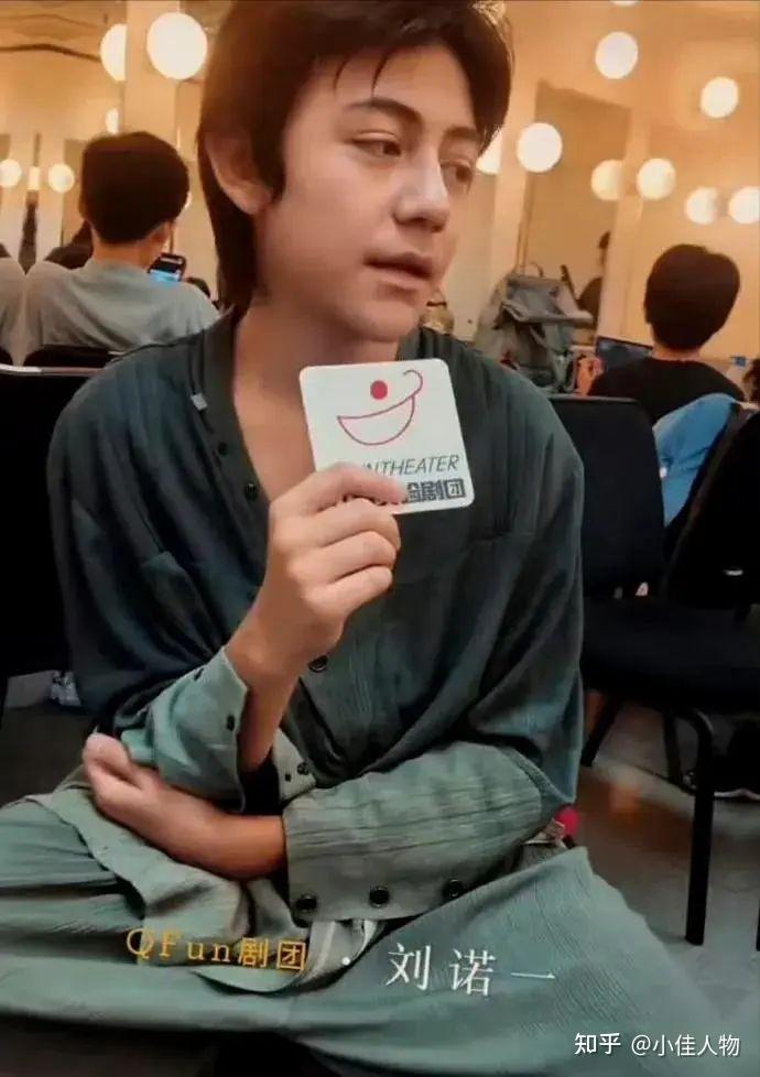 刘烨儿子上法国新闻联播,14岁诺一长相大变不敢认,一圈胡子抢镜 - 知乎