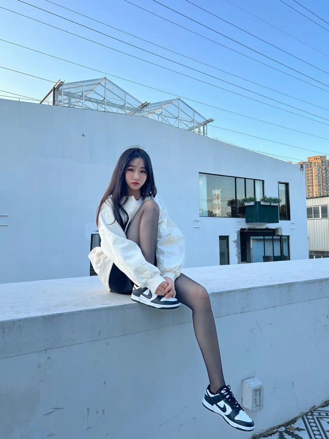 为什么我觉着黑丝配运动鞋很好看啊各位怎么看