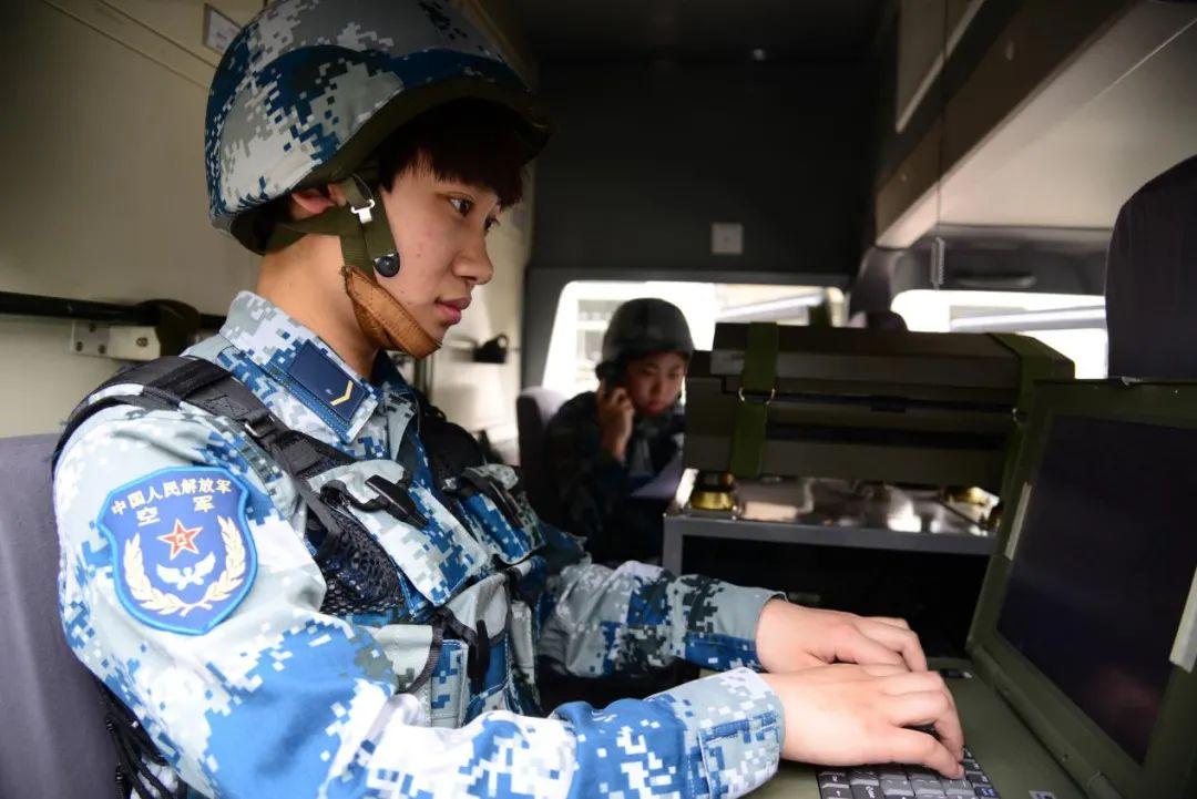 空降兵70年丨我们是女兵