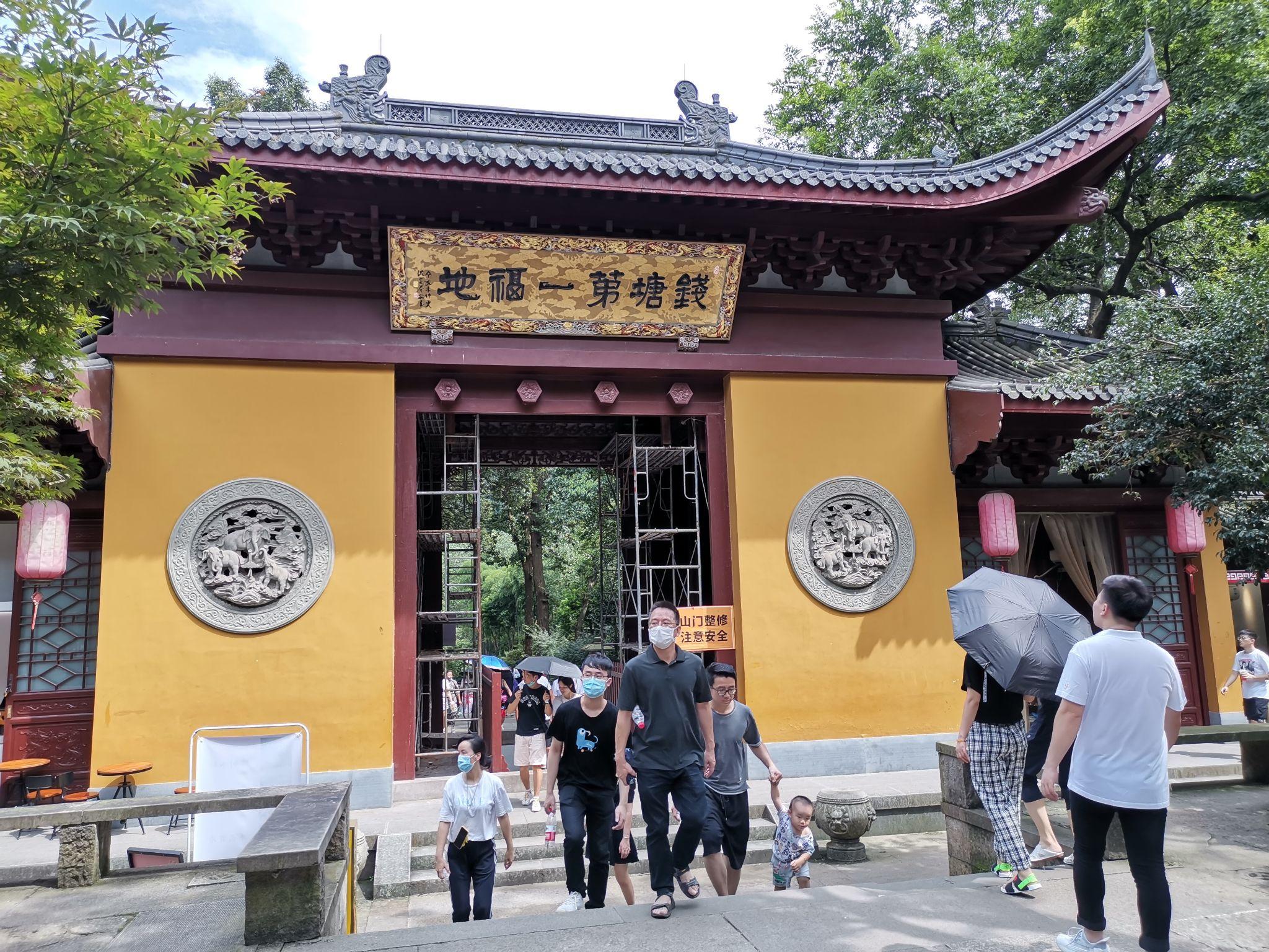 永福禅寺不二法门这个应该是南出口灵隐寺,来来往往的游客,估计是来自