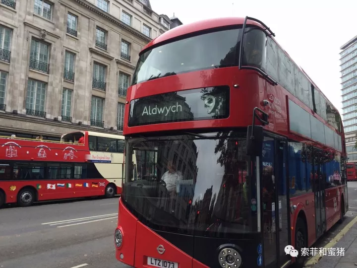 使用london oyster card坐地铁piccadilly line, 50分钟也就到市中心