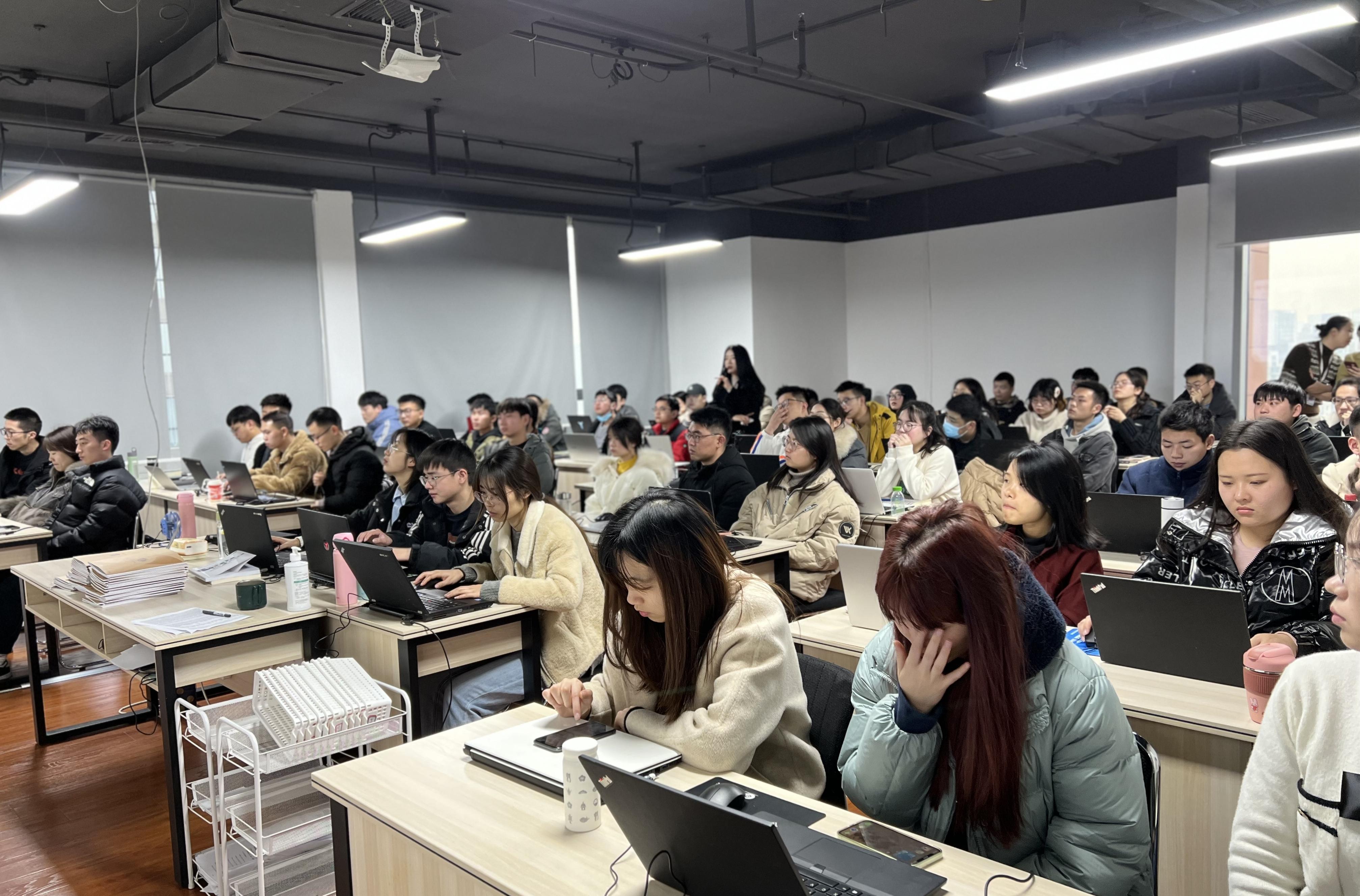 年后第一班,蜗牛学苑六大校区教室内座无虚席,满满当当!