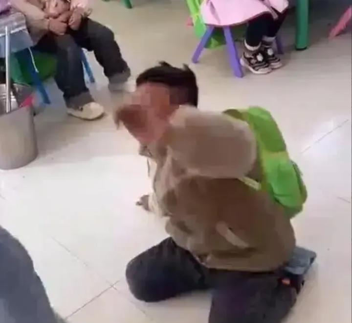 河南商丘幼儿园虐童事件后续,涉事女幼师开除,园长停职整顿,男童状态