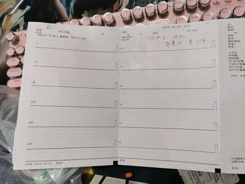 救护车来了,检查了身体状况,做了心电图,宣布了死亡