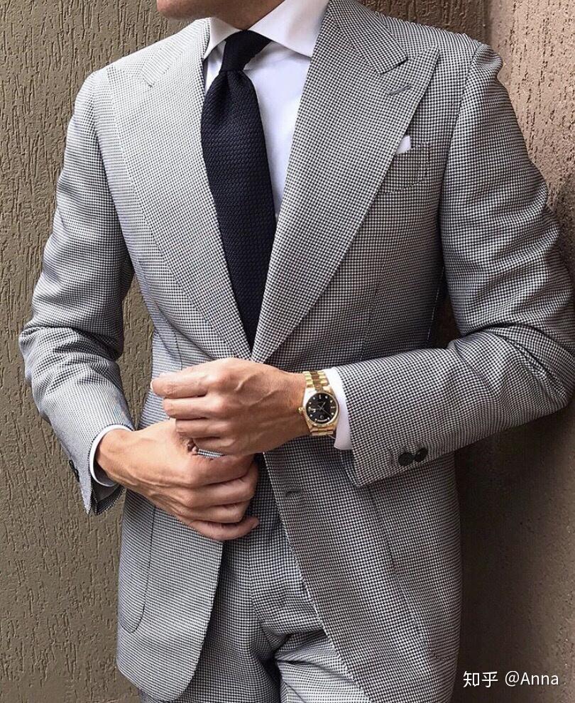法式衬口和西服的搭配?法式衬衫袖口露出西服多少才最为合适?