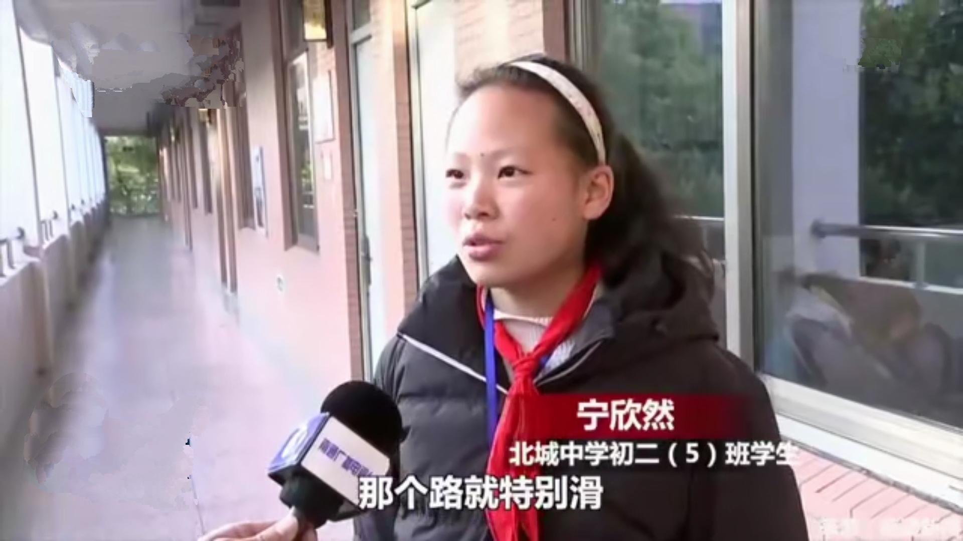 爬山顶上网课女孩成全班第一,亲身证明,学习成绩并不依赖于环境