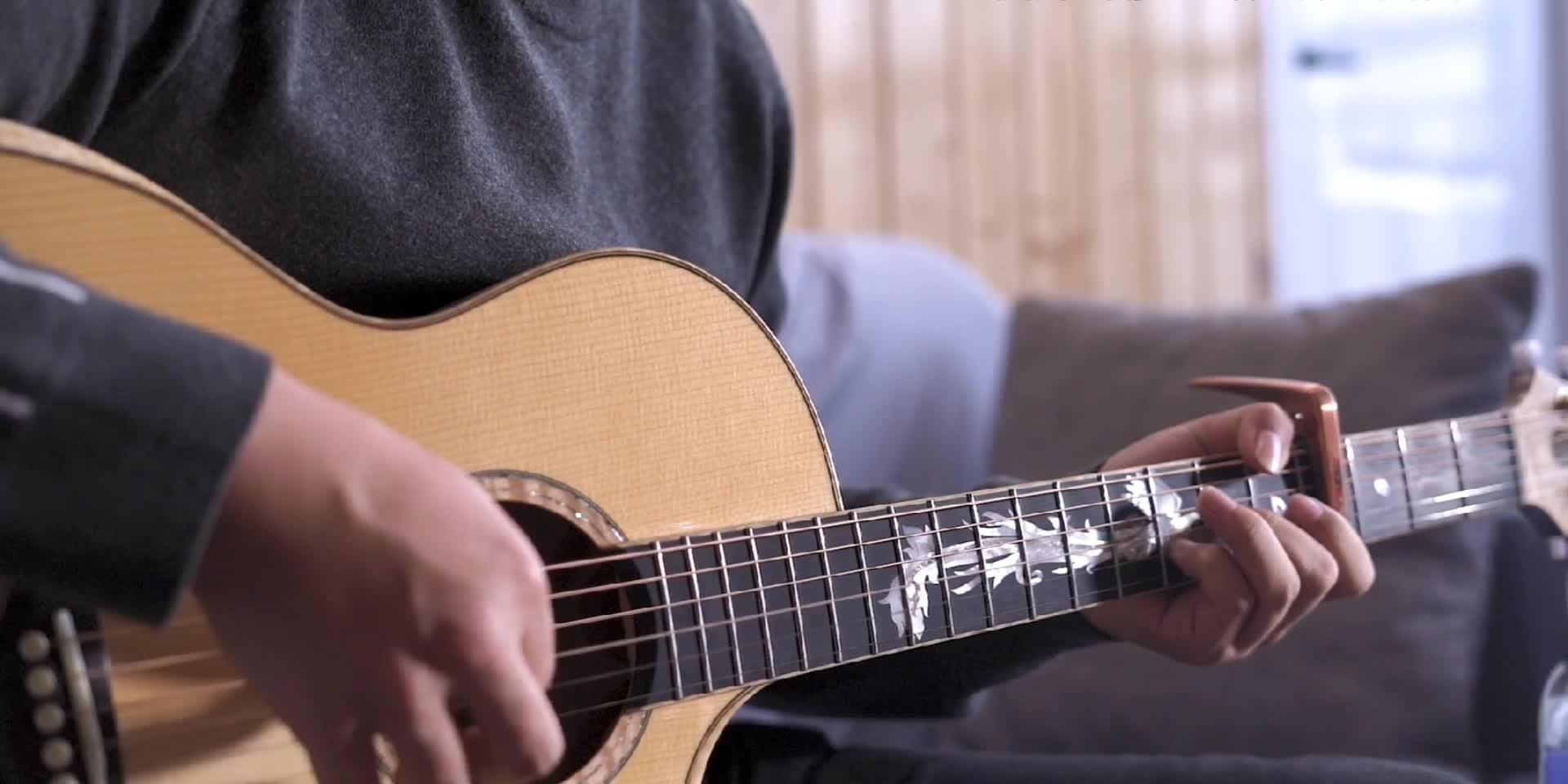 中国指弹吉他演奏家杨昊昆的枫叶城大家听过吗