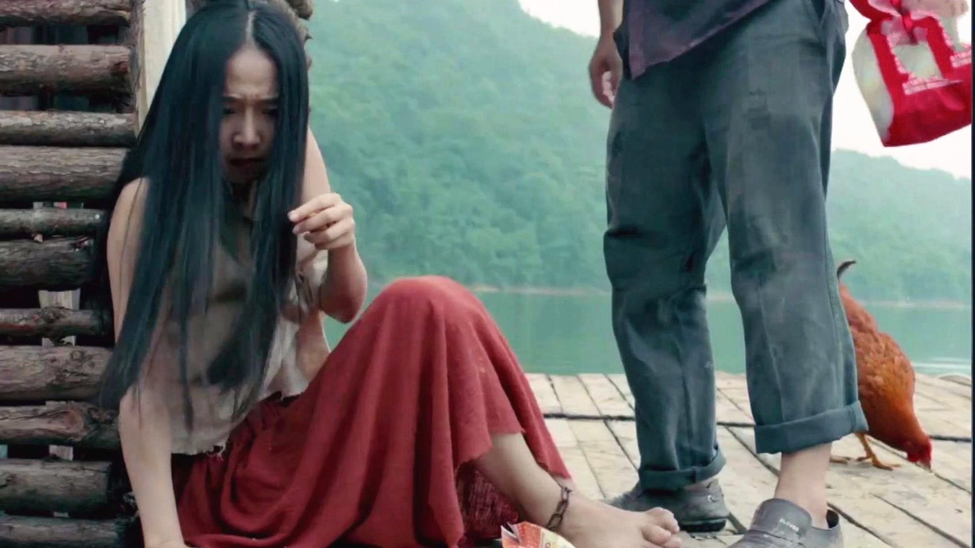 老光棍娶了个漂亮媳妇还把她囚禁在船上帮自己赚钱