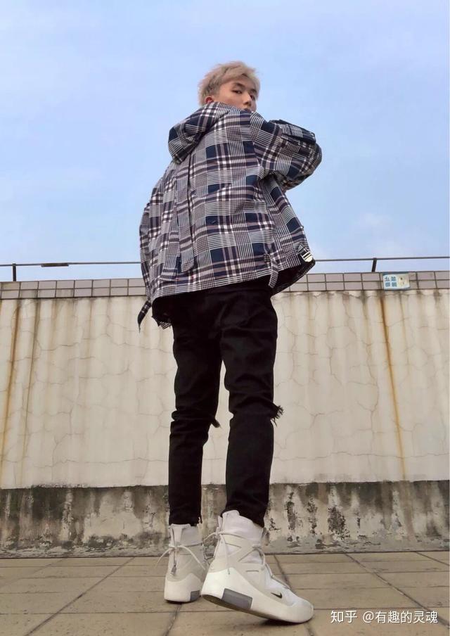 yeezy750经典再现灰色竟然成为今年秋冬热门鞋款配色