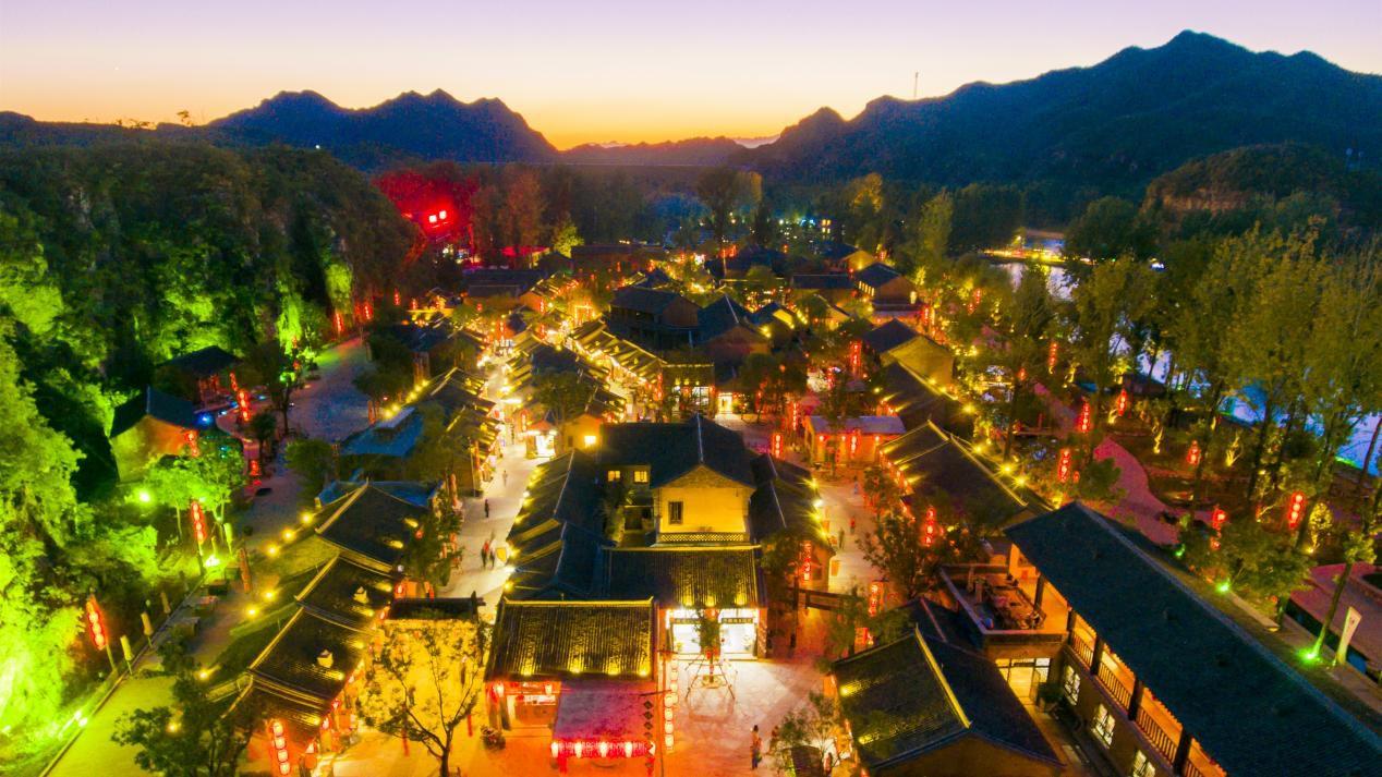 沉浸式夜游新体验易县恋乡太行水镇梦回太行山水灯光秀精彩上演