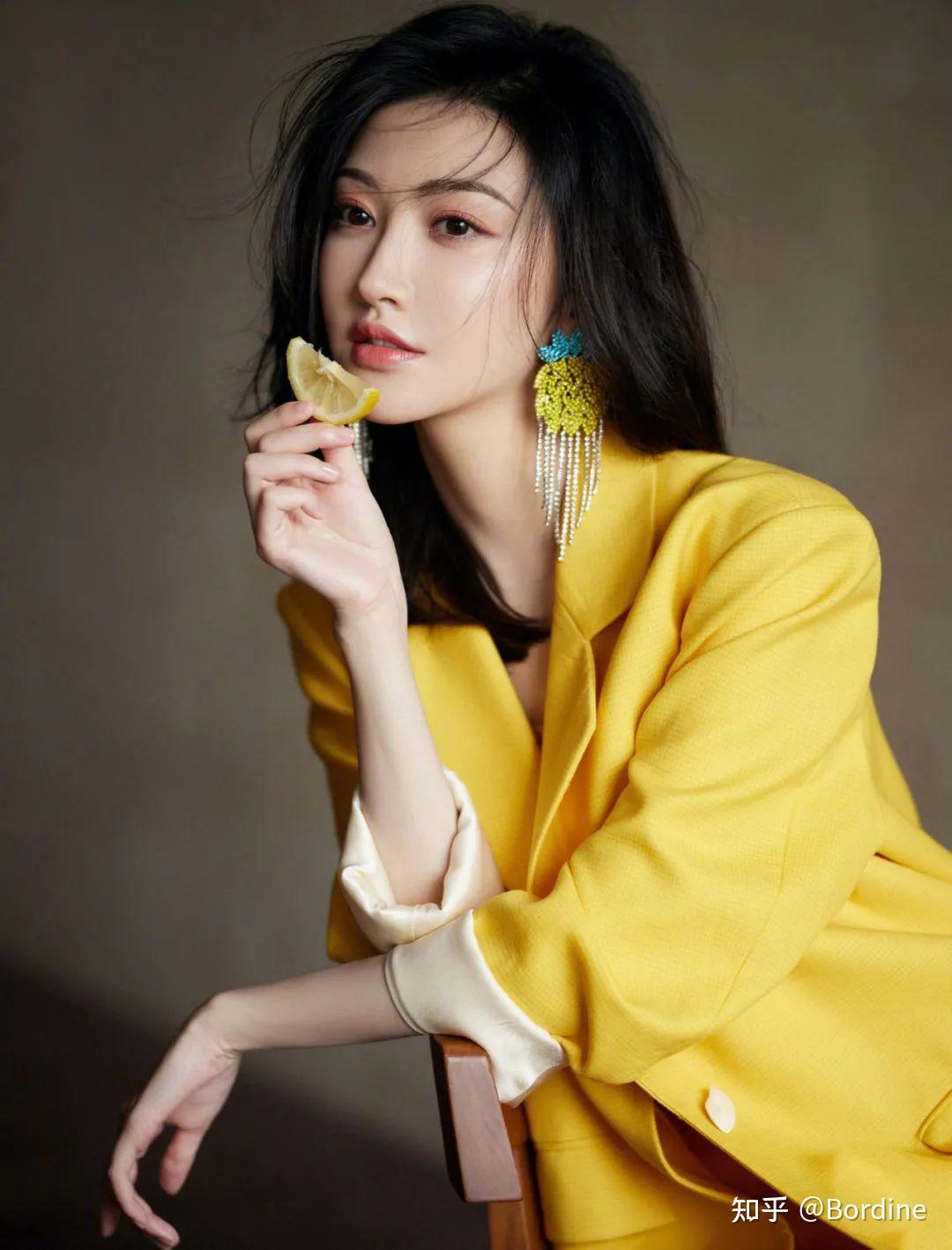 亮丽黄色是2021流行色,明星们穿搭出了清新之感,比较适合春夏