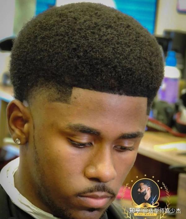 afro可以说是现在最常见的黑人烫种类,首先对于头发长