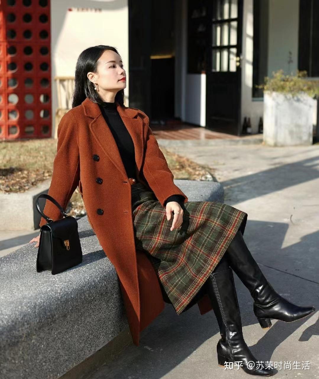40岁的女人穿大衣最美瞬间,2024年流行这5个颜色,时髦洋气显高级!