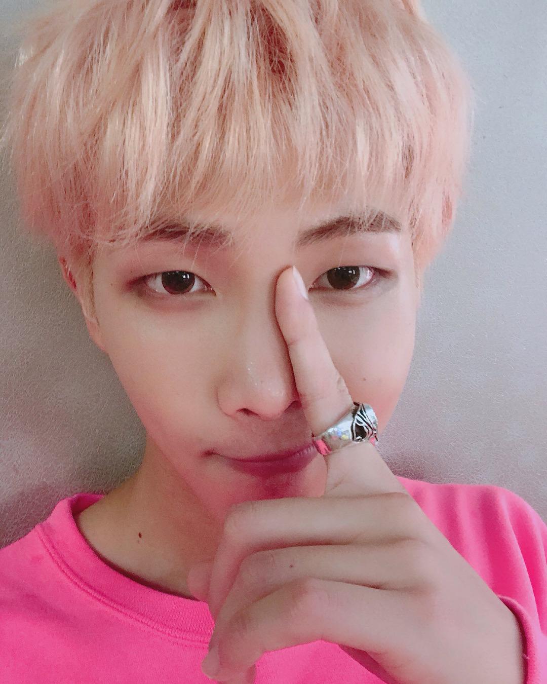 求防弹少年团金南俊坏笑的照片?