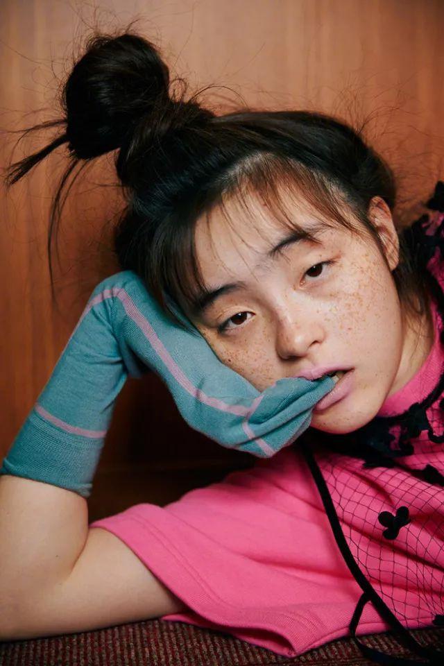 所以,即使在脸上没有任何化妆修饰的全素颜情况下,世理奈所呈现出来的