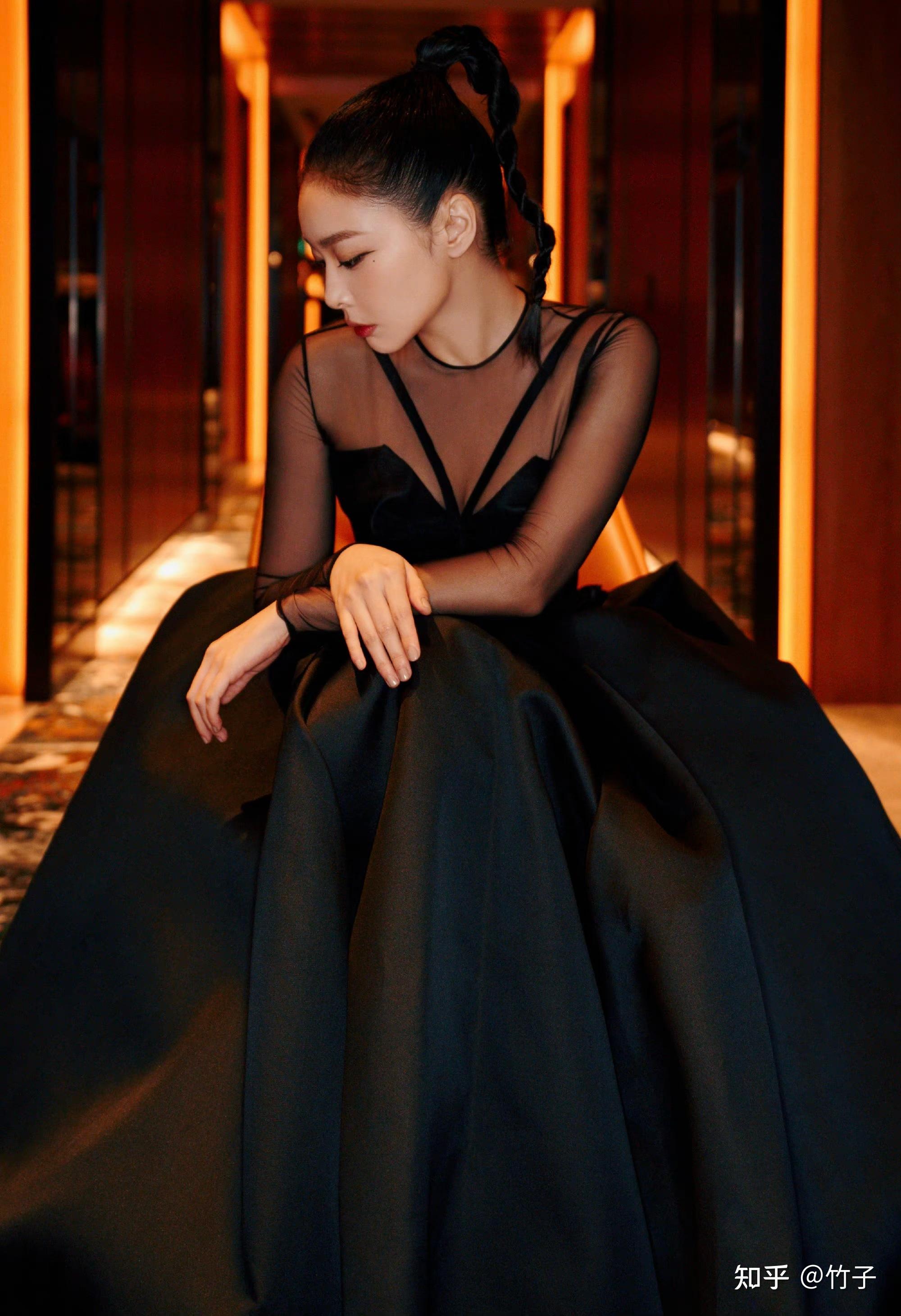 高叶最新美照分享黑色透视礼服裙性感妩媚至极高叶好美啊