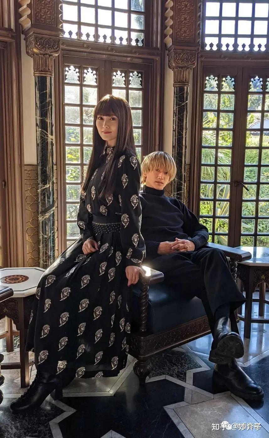 整个案件贯穿全季始末,一直到季末还有新线索出现,给第二季留足了伏笔