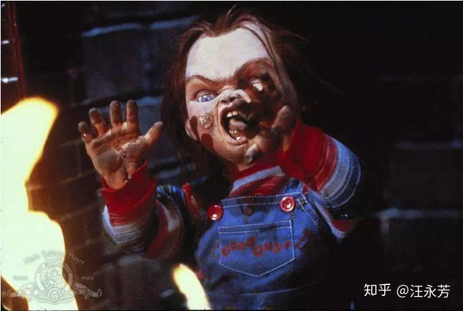 走投无路下,念起咒语,将灵魂附在安仔玩具身上.