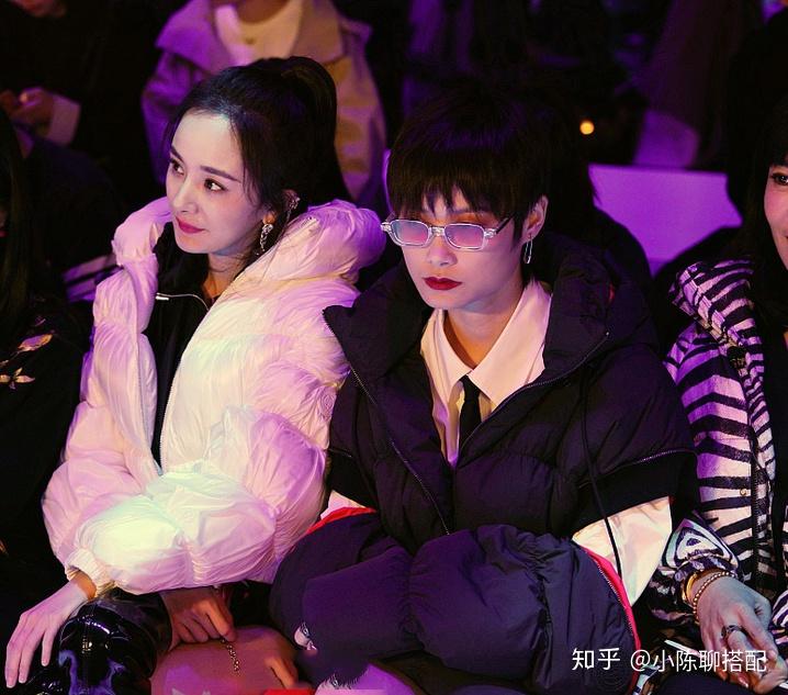 杨幂与李宇春同框看秀展经典黑白配两人窃窃私语似闺蜜