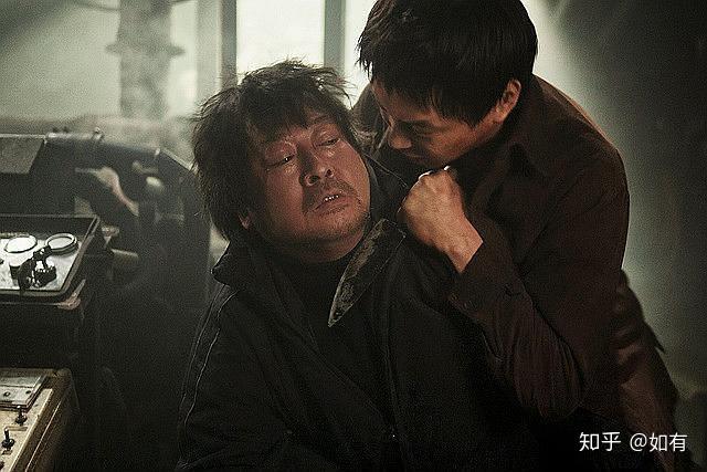 李承权不从,包德一刀扎向李承权大腿,随后李承